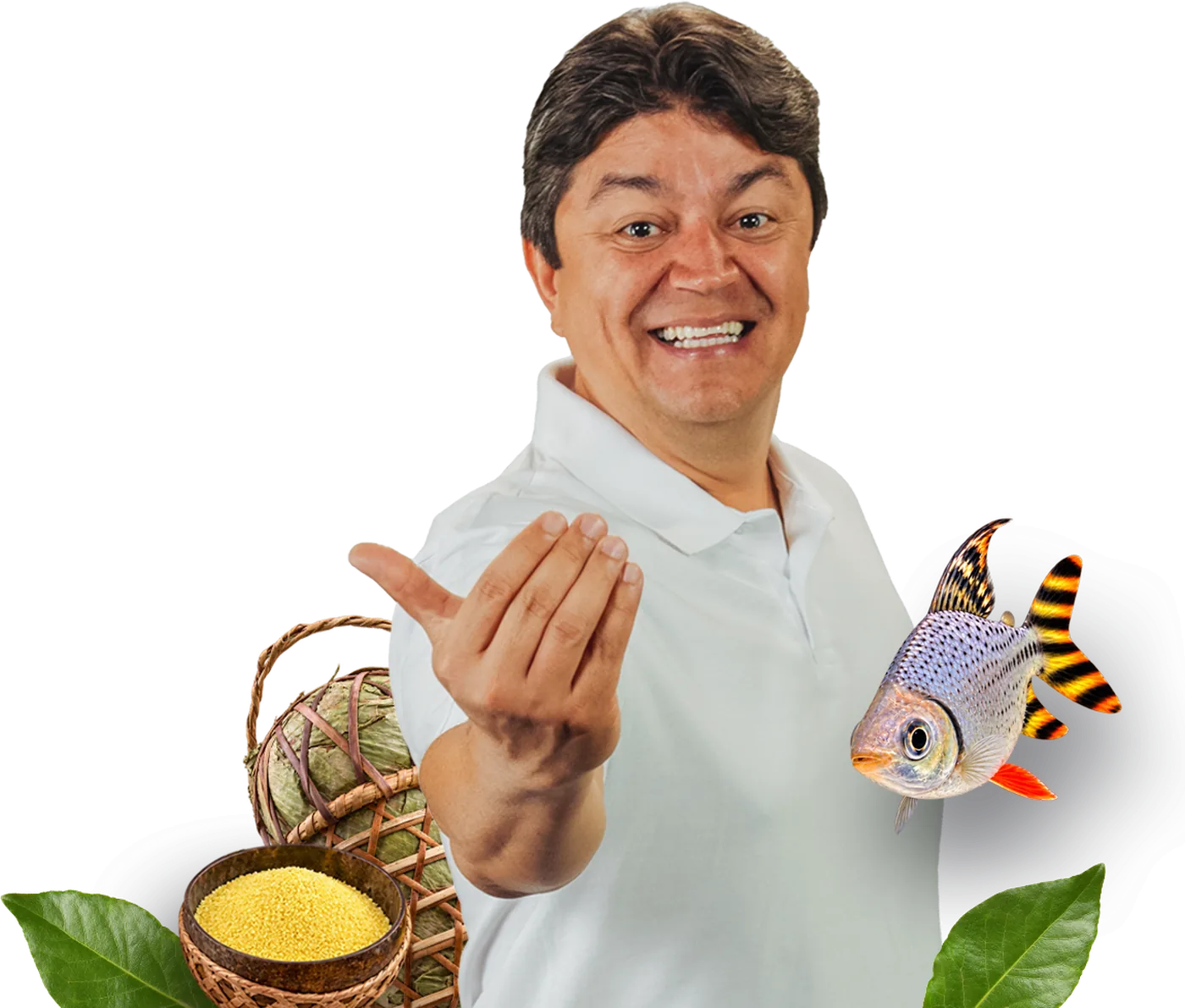 Marcio Braga, de camisa branca, chamando com a mão, ao lado de um jaraqui, um paneiro e uma cuia de farinha